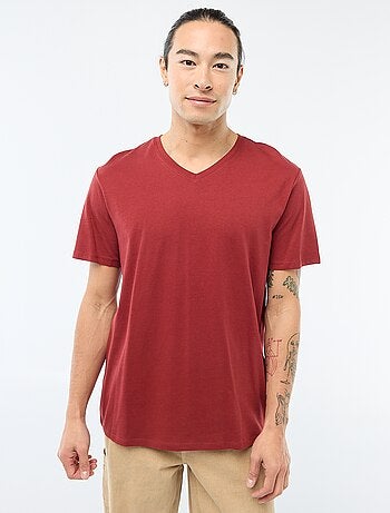 T-shirt com gola em bico