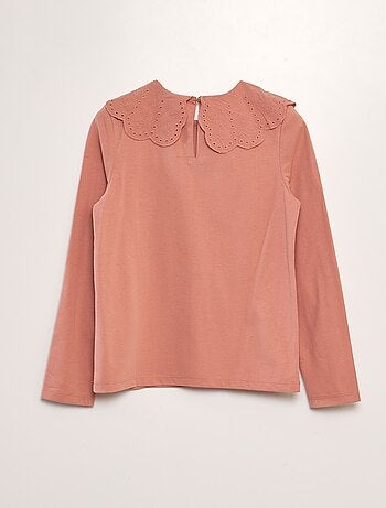 T-shirt com gola em bordado inglês