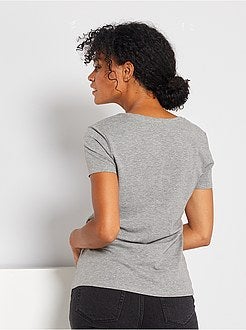 T-shirt com gola em V - Kiabi