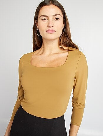 T-shirt com gola quadrada