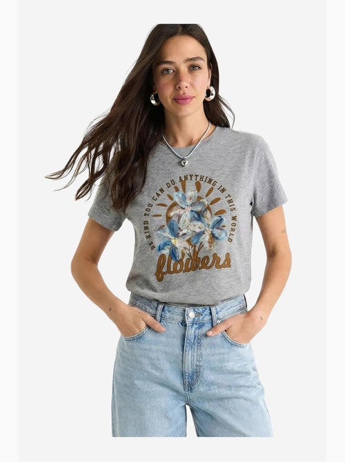 T-shirt com gola redonda e bordado floral lucci - Kiabi T-shirt com gola redonda e bordado floral lucci - Kiabi