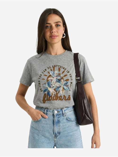 T-shirt com gola redonda e bordado floral lucci - Kiabi T-shirt com gola redonda e bordado floral lucci - Kiabi