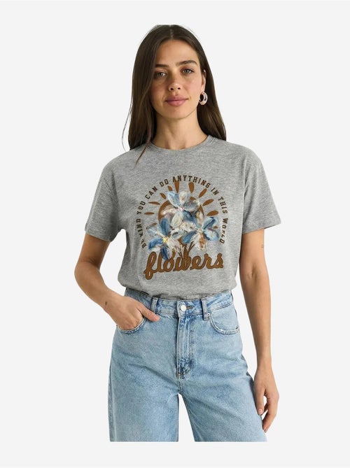 T-shirt com gola redonda e bordado floral lucci - Kiabi T-shirt com gola redonda e bordado floral lucci - Kiabi
