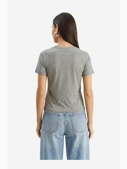 T-shirt com gola redonda e bordado floral lucci - Kiabi T-shirt com gola redonda e bordado floral lucci - Kiabi