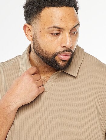 T-shirt com gola tipo polo em malha nervurada