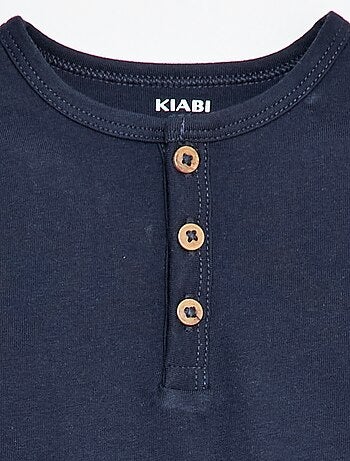 T-shirt com gola tunisiana abotoada