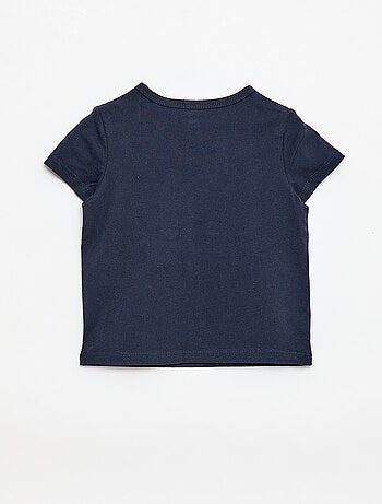 T-shirt com gola tunisiana abotoada