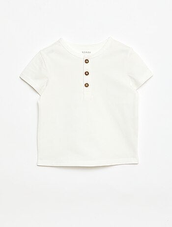 T-shirt com gola tunisiana abotoada