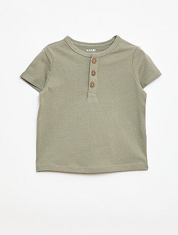 T-shirt com gola tunisiana abotoada