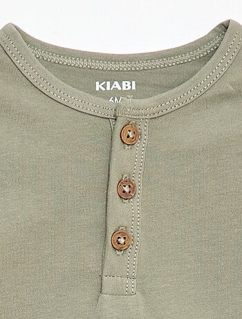 T-shirt com gola tunisiana abotoada