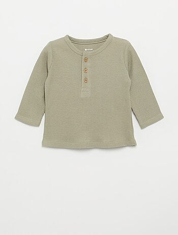 T-shirt com gola tunisiana