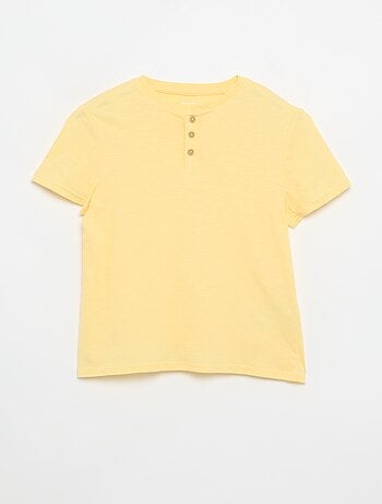 T-shirt com gola tunisina