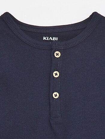 T-shirt com gola tunisina