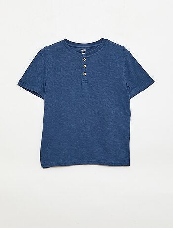 T-shirt com gola tunisina