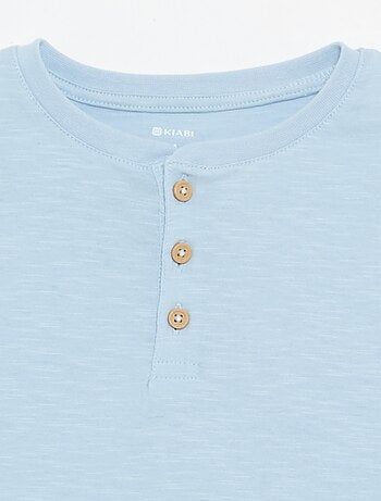 T-shirt com gola tunisina