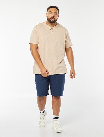T-shirt com gola tunisina