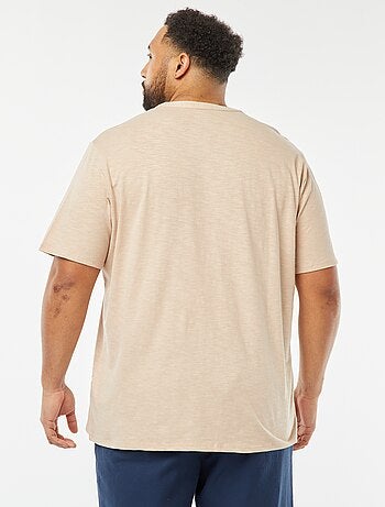 T-shirt com gola tunisina