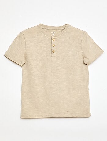 T-shirt com gola tunisina