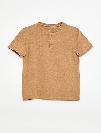 T-shirt com gola tunisina