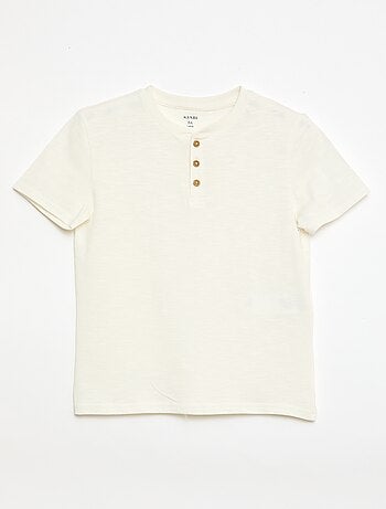 T-shirt com gola tunisina