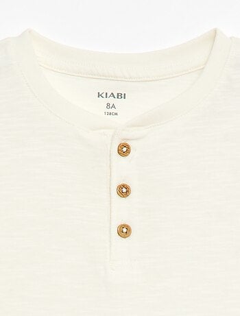 T-shirt com gola tunisina