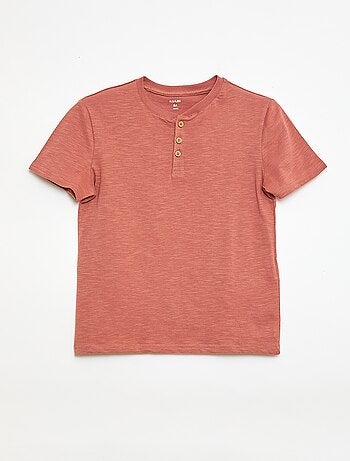 T-shirt com gola tunisina