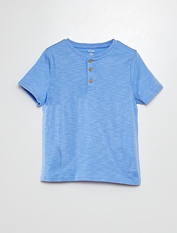 T-shirt com gola tunisina de manga curta