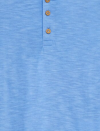 T-shirt com gola tunisina de manga curta