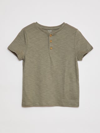 T-shirt com gola tunisina de manga curta