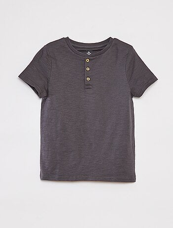 T-shirt com gola tunisina de manga curta