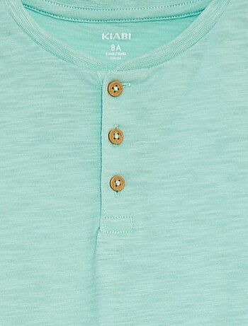T-shirt com gola tunisina de manga curta