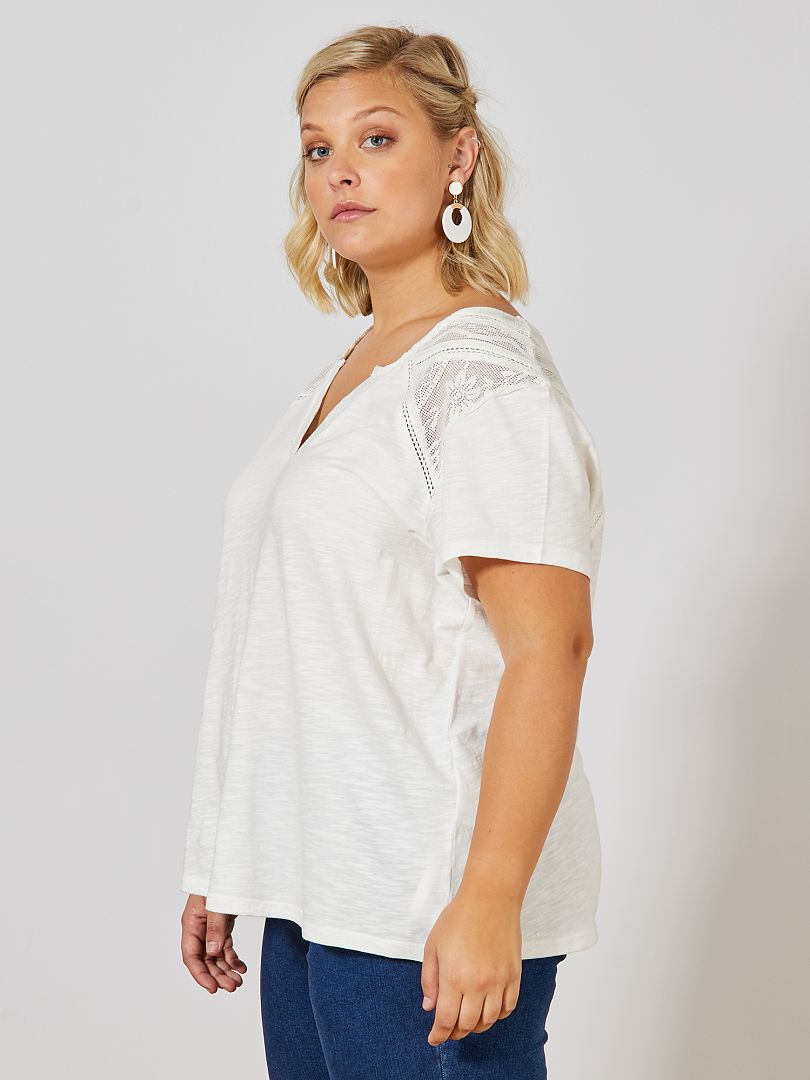 T-shirt com gola tunisina e pormenor ajurado Branco - Kiabi