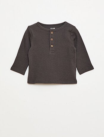 T-shirt com gola tunisina em malha gofrada