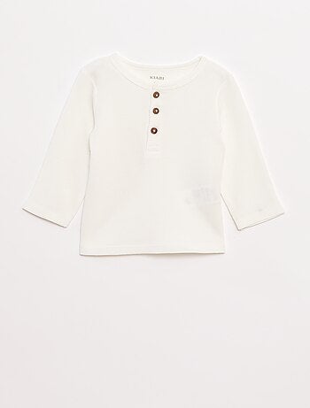 T-shirt com gola tunisina em malha gofrada