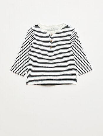 T-shirt com gola tunisina em malha gofrada