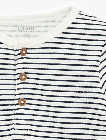 T-shirt com gola tunisina em malha gofrada