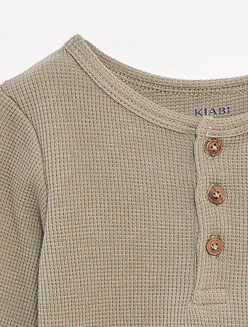 T-shirt com gola tunisina em malha gofrada