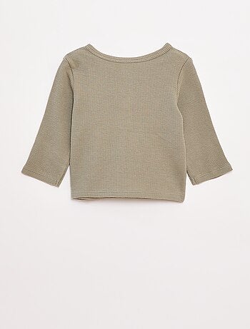 T-shirt com gola tunisina em malha gofrada