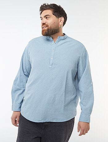 T-shirt com gola tunisina em tecido tipo crepe