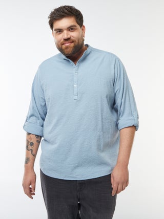 T-shirt com gola tunisina em tecido tipo crepe
