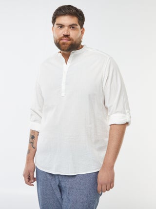 T-shirt com gola tunisina em tecido tipo crepe
