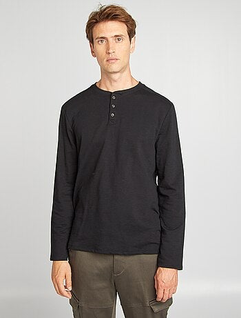 T-shirt com gola tunisina