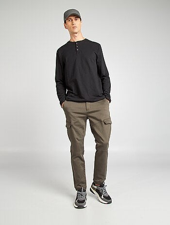 T-shirt com gola tunisina