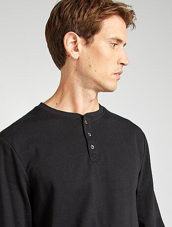 T-shirt com gola tunisina