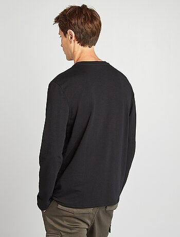 T-shirt com gola tunisina