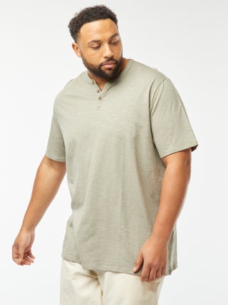 T-shirt com gola tunisina