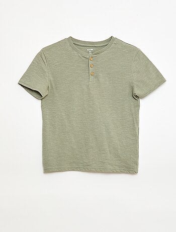 T-shirt com gola tunisina