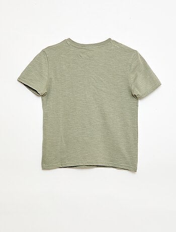 T-shirt com gola tunisina