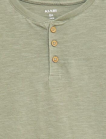 T-shirt com gola tunisina