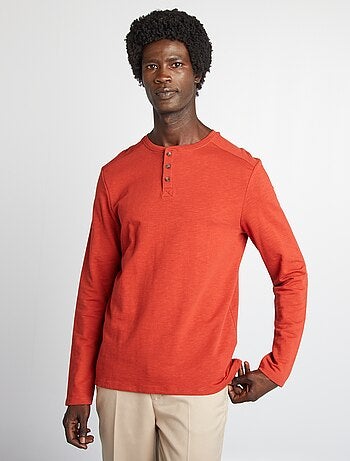 T-shirt com gola tunisina
